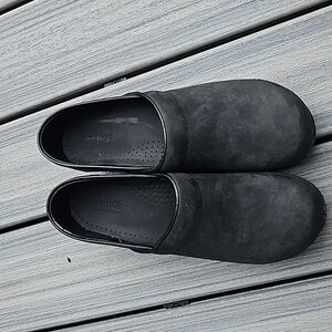 Sanita Professional rubbed black leather clogs
